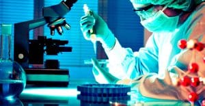 Profissional de divisão analítica e laboratorial exercendo função em laboratório